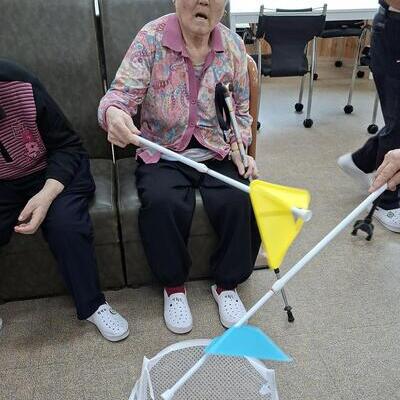 🔺 오전 놀이교구 활동 – 삼각형 고리 옮기기 🧺