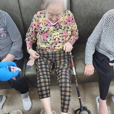 ✨작은 손끝에서 피어나는 웃음꽃, 어르신 네일케어💅