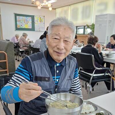 후루룩 한 그릇, 마음까지 따뜻해지는 수제비 점심🍲