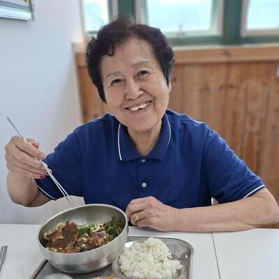 🥔시원하고 든든한 감자탕 점심, 어르신들 얼굴에 웃음꽃이 폈어요🍲